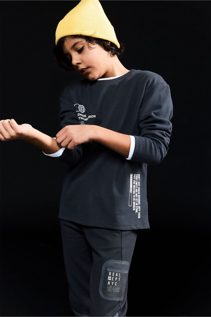 ديفاكتو تيشيرت ولادي كم طويل مطبوع قصة عادية برقبة مستديرة - Image 3